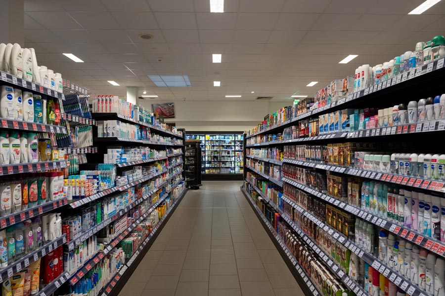 Einkaufen im Supermarkt EDEKA Wipfli